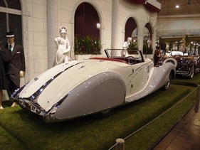 Bugatti 57 Cabriolet Gangloff (1939) – in typischer Farbkombination des Art Déco und mit langer Heckfinne
