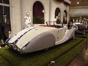 Bugatti 57 Cabriolet Gangloff (1939) – in typischer Farbkombination des Art Déco und mit langer Heckfinne