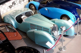 Bugatti 57 Roadster (1936) – Replik im Museum Autovision