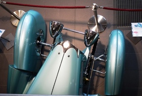 Bugatti 57 Roadster (1936) – geteilte vordere Kotflügel zur besseren Lenkbarkeit; über den Wendekreis sollte man nicht nachdenken (Replik)