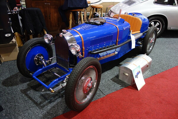 Bild Bugatti Baby III, ein Typ 59 etwa in Dreiviertelgröße – Interclassics Classic Car Show Brüssel 2023