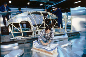 Bugatti EB 112 (1993) - Alubleche für die Karosserie werden gehämmert