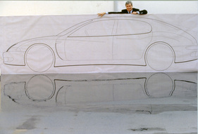 Bugatti EB 112 (1993) - Giugiaro mit der Zeichnung im Massstab Eins-zu-Eins