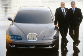 Bugatti EB 112 (1993) - Romano Artioli und Giorgetto Giugiaro mit einem Prototyp