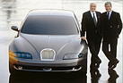 Bugatti EB 112 (1993) - Romano Artioli und Giorgetto Giugiaro mit einem Prototyp