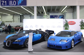 Bild Bugatti EB110 GT (1996) - aus Italien, neben seinem modernen Nachfahren aus Frankreich/Deutschland - nur den Vorkriegs-Rennwagen sieht man kaum (Techno Classica 2017)
