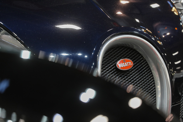 Bugatti-Hufeisen-Kühler am modernen Sportwagen - Rétromobile Paris 2024