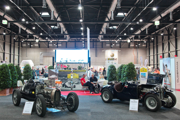 Bild: Bugatti Monoposto und MG mit Kompressor auf dem Stand von Lignières Historique - Swiss Classic World 2014