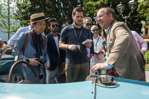 "Bugatti-Papst" Julius Kruta erklärt seinen Zuhörern den Bugatti Typ 59 und dabei kommt natürlich auch immer wieder die tragische Geschichte, wie sich der Schal …