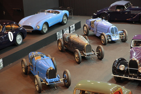 Bugatti-Rennwagen auf dem Stand von Lukas Hüni - Typ 51, Typ 35 und Typ 53