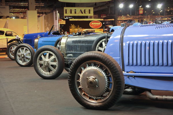 Bugatti-Rennwagen verschiedener Prägung - auf dem Stand von Lukas Hüni - Rétromobile 2015