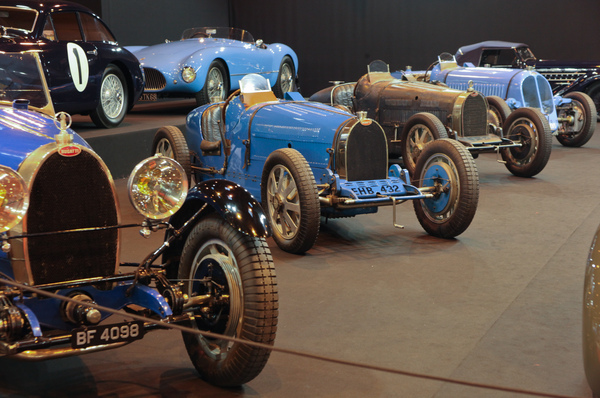 Bugatti-Sport- und Rennwagen auf dem Stand von Lukas Hüni - Rétromobile 2015