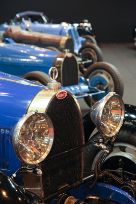 Bugatti-Sport- und Rennwagen auf dem Stand von Lukas Hüni - Rétromobile 2015