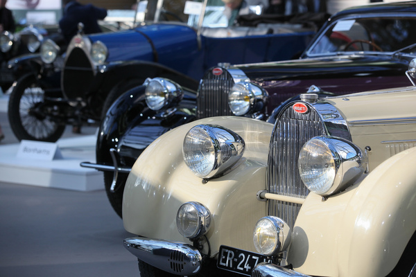 Bild: Bugatti Sportwagen in Reih' und Glied - Bonhams Grand Palais Paris Versteigerung 2020