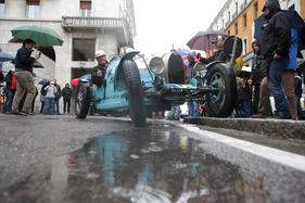 Bugatti T 35 (1925) an der Mille Miglia 2013 - Die grossen Wasserlachen sollten gemieden werden
