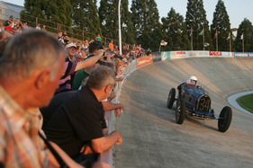 Bugatti T 35B (1929) - in der offenen Rennbahn von Oerlikon - Indianapolis in Oerlikon 2012