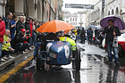 Bugatti T 37 (1926) an der Mille Miglia 2013 - Wer kein Dach hat, muss sich mit Regenschirmen begnügen