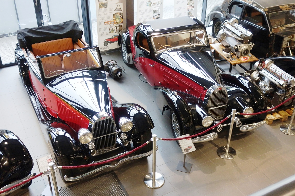Bugatti T 57 Cabriolet (Serie 1, 1934), dahinter Bugatti T 57 Atalante (Serie 3, 1938)