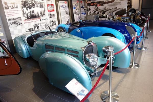 Bugatti T 57 Roadster. Man beachte die vorderen Radkästen