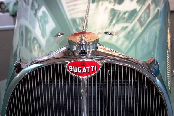 Bugatti T 57 Roadster. Man beachte die vorderen e25