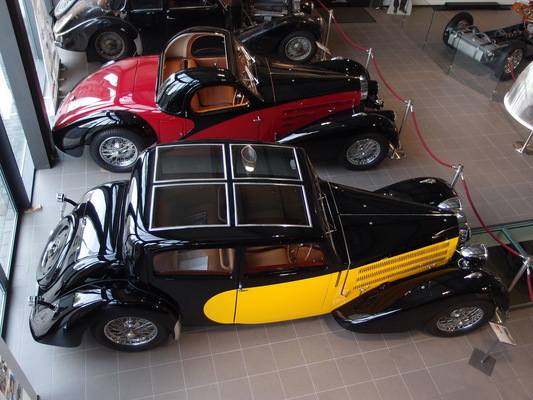 Bugatti T57 Galibier (1936, vorne) und Bugatti T57 Atalante (1938, hinten) – beide mit Zweifarblackierung. Man beachte auch das Glasdach