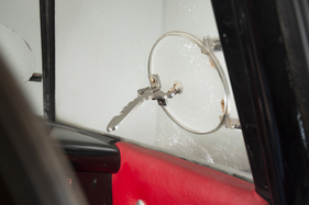 Bugatti Typ 101C Antem Coupé (1954) - rennmässige Belüftungsöffnungen in den Seitenfenstern