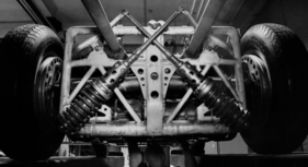 Bugatti Typ 251 (1955) – Chassis 001 Hinterachse: Gekreuzte Federbeine zum Wankausgleich. De Dion- Rohr auf Achshöhe vor der gelochten Gleitschiene, 2021 zum ersten Mal seit 1956 fotografiert