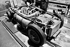 Bugatti Typ 251 (1955) – Chassis 001, von rechts nach links: Ölkühler, Wasserkühler, Öltank, Sammler und Leitungen für die Ansaugluft, Treibstofftank