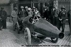 Bugatti Typ 30 (1920) - Ferdinand Porsche inspiziert den Bugatti mit Langheck Bugatti Typ 30 (1920) - Ferdinand Porsche inspiziert den Bugatti mit Langheck