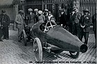 Bugatti Typ 30 (1920) - Ferdinand Porsche inspiziert den Bugatti mit Langheck