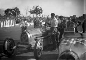 Bugatti Typ 54 (1931) - Varzi mit dem 5-Liter-Bugatti in Monza Bugatti Typ 54 (1931) - Varzi mit dem 5-Liter-Bugatti in Monza