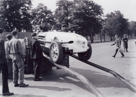 Bugatti Typ 54 (1931) - unter Lobkowicz fuhr der Wagen in einer anderen Farbkombination - vermutlich im Jahr 1932 aufgenommen