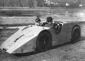 Bugatti Type 32 "Tank" (1923) - das Ehepaar Junek posiert im schwer zu fahrenden Rennwagen Bugatti Type 32 "Tank" (1923) - das Ehepaar Junek posiert im schwer zu fahrenden Rennwagen