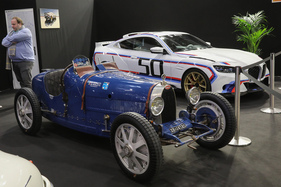 Bugatti Type 35 (1928) – zusammen mit einem BMW 3.0 CSL Hommage, der als CSL-Erinnerung in Mini-Serie von BMW aufgelegt wurde – Rétromobile Paris 2025