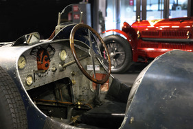 Bugatti Type 35 C (1931) - die wichtigsten Handgriffe wurden später beschriftet (Rétromobile 2013)