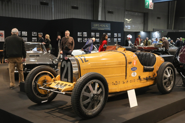 Bild Bugatti Type 35 C Grand Prix (1926) – das Auto von Elisabeth Junek auf dem Stand von Lukas Hüni – Rétromobile Paris 2025