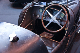Bugatti Type 35 C Grand Prix (1931) - der ex-Trintignant-Rennwagen auf dem Stand von Lukas Hüni - Rétromobile 2015