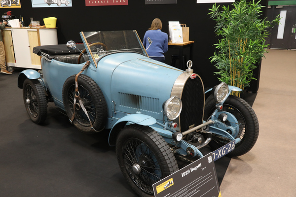 Bugatti Type 40 (1929) – auf dem Stand von PreWarCar.com – Rétromobile Paris 2025