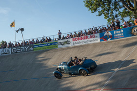 Bugatti Type 43 (1929) - am Lenkrad Caroline Bugatti, die Enkelin von Ettore Bugatti - Indianapolis Oerlikon 2019