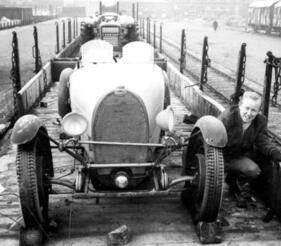 Bugatti Type 44 Gangloff Torpedo Sport (1929) – Ankunft in Belgien Ende 1966: angeblich ist das Auto hier hellgrau mit dunkelroten Kotflügeln