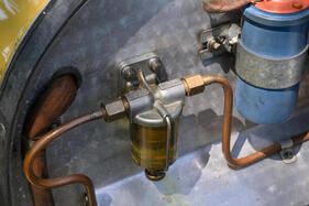 Bugatti Type 44 Gangloff Torpedo Sport (1929) – Benzinfilter mit Schauglas