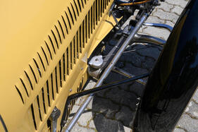 Bugatti Type 44 Gangloff Torpedo Sport (1929) – Vorderachs-Mikado: Lenk-Zwischenstange, Lenkhebel Spurstange, Achsrohr, Bremszug, Blattfeder und Kotflügelstützte