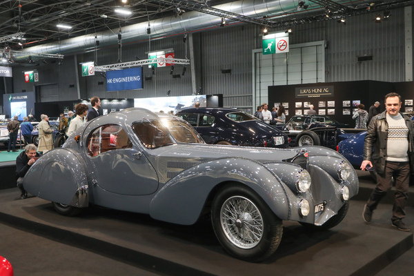 Bugatti Type 57 S Atlantic (1936) - Chassis 57473, der dritte Atlantic, auf dem Lukas-Hüni-Stand - Rétromobile Paris 2024