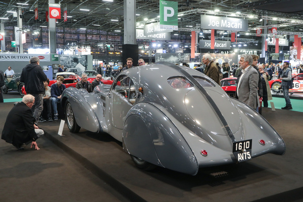Bugatti Type 57 S Atlantic (1936) - atemberaubende Formgebung des umschwärmten Wagens, auf dem Lukas-Hüni-Stand - Rétromobile Paris 2024