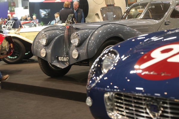 Bugatti Type 57 S Atlantic (1936) - sagenhafte Präsenz, gesehen bei Lukas Hüni - Rétromobile Paris 2024