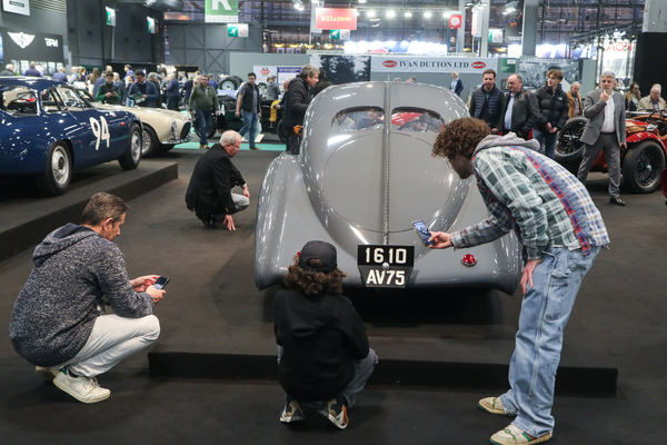 Bugatti Type 57 S Atlantic (1936) - viel Interesse für das unverkäulfiche Auto auf dem Lukas-Hüni-Stand - Rétromobile Paris 2024
