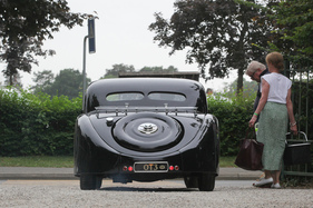 Bugatti Type 57 SC Atalante Coupe (1937) - beim Verlassen des Schlossparks - Concours d'Elégance Suisse "spéciale" 2021 in Coppet