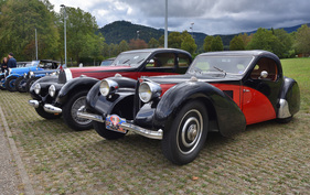 Bugatti Type 57 Ventoux von 1938 im Hintergrund und vorne ein T57S Atalante von 1936 - Bugatti-Festival 2016 (Kirchzarten)