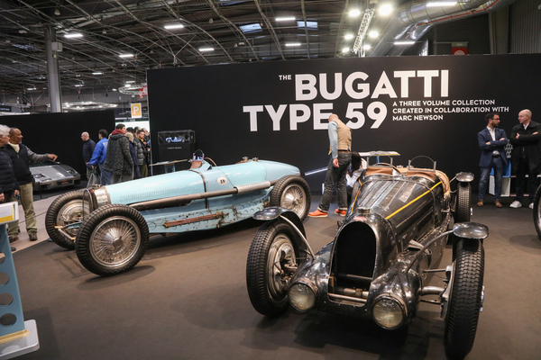 Bild Bugatti Type 59 (1934) – der Pebble-Beach-Sieger auf einem Stand mit drei Bugatti 59 – Rétromobile Paris 2025