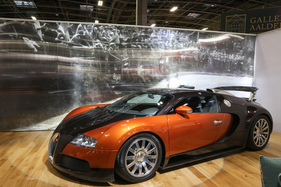Bugatti Veyron 16.4 (2006) – auf dem Stand von Kidston – Rétromobile Paris 2025